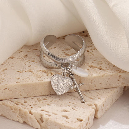 La Lettrée – Une bague avec l’initiale de votre choix.
